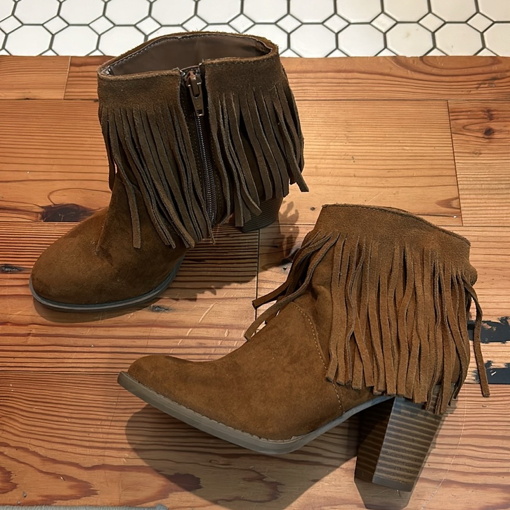 Mossimo Target fringe boots 7.5 EUC